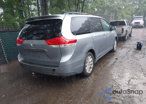 2011 Toyota Sienna Limited z USA, uszkodzony, nr VIN 5TDDK3DC1BS002387